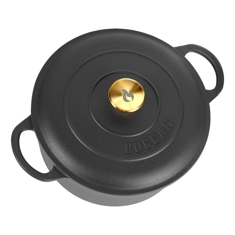 Bovenaanzicht van het deksel van de Action braadpan met goudkleurige knop en Buccan-logo Bovenaanzicht van het deksel van de Action braadpan met goudkleurige knop en Buccan-logo