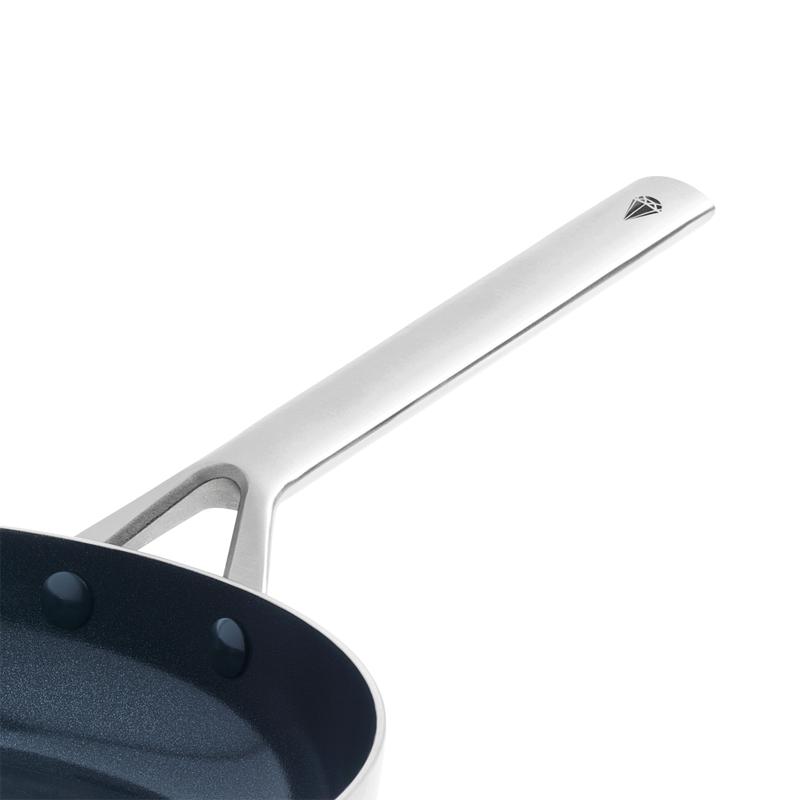 Stalen steel van een koekenpan uit de Blue Diamond pannenset van Action Stalen steel van een koekenpan uit de Blue Diamond pannenset van Action