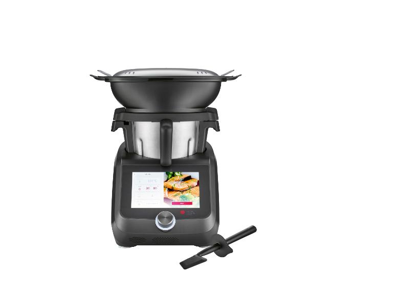 Lidl keukenmachine met de stoombak erop en de spatel ervoor, recept op het scherm Lidl keukenmachine met de stoombak erop en de spatel ervoor, recept op het scherm